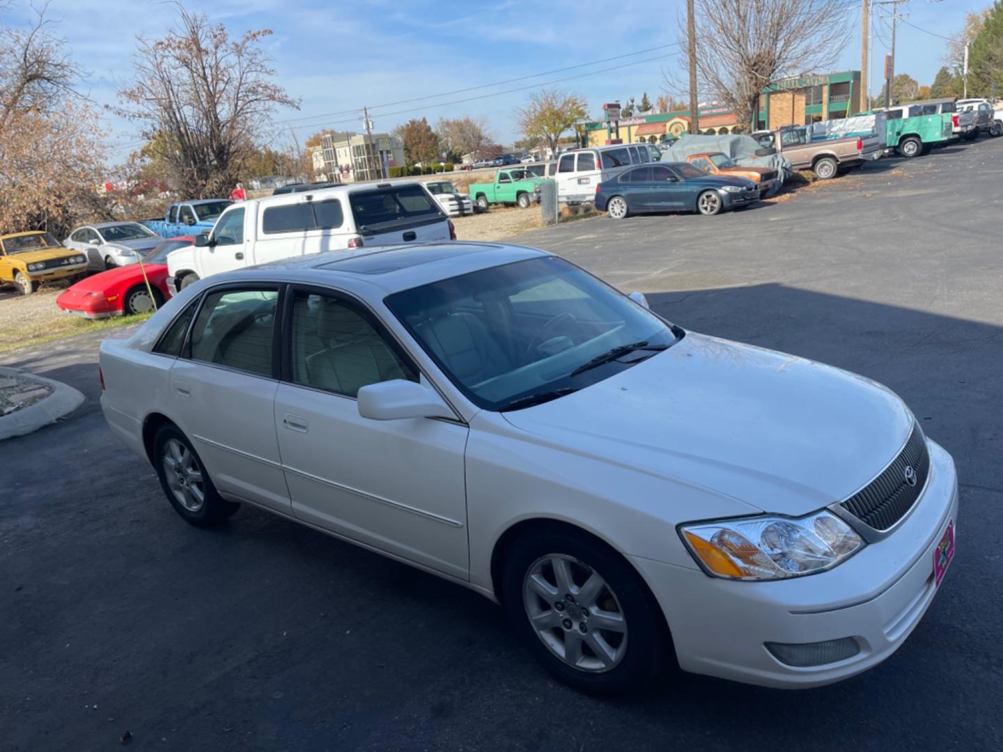 2002 Alpine White /Tan Toyota Avalon XLS (4T1BF28B42U) with an 3.0 V6 engine, AT transmission, located at 813 E Fairview Ave, Meridian , ID, 83642, (208) 336-8230, 43.618851, -116.384010 - Photo#5